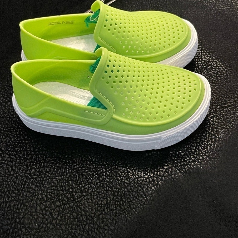 𝅺crocs Slip-On Sneakers for Kids Toddler Size 08. - Picture 2 of 15
